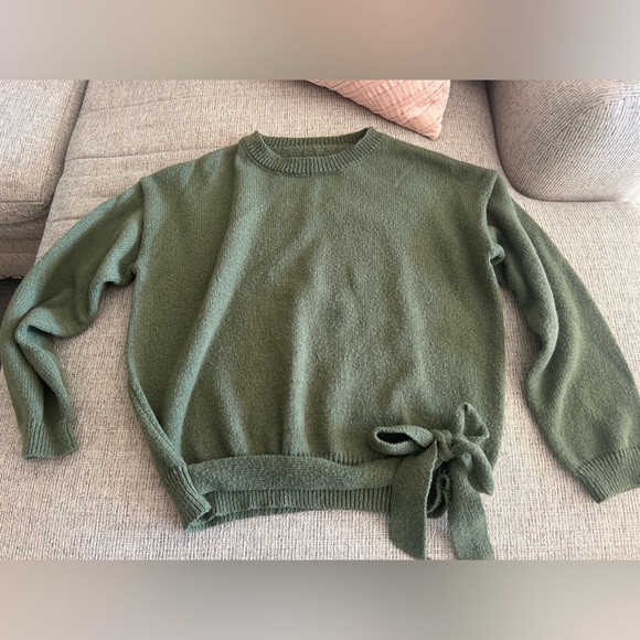Sweaters - 😍Women's Green Sweater with Bow Detail 😍